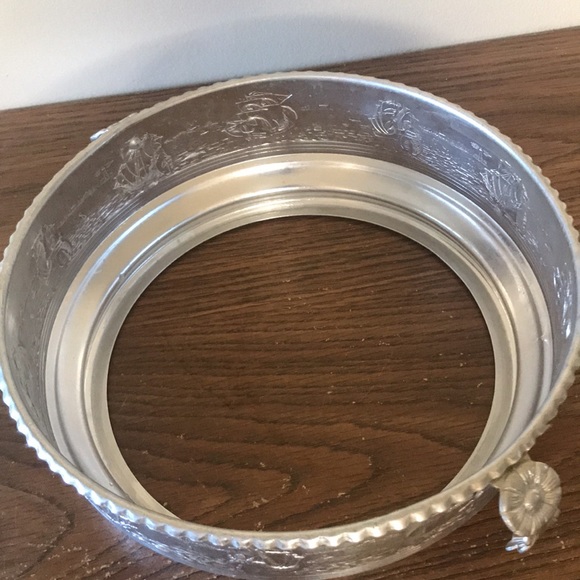 Vintage aluminum casserole dish holder with ships sailing - Picture 4 of 8